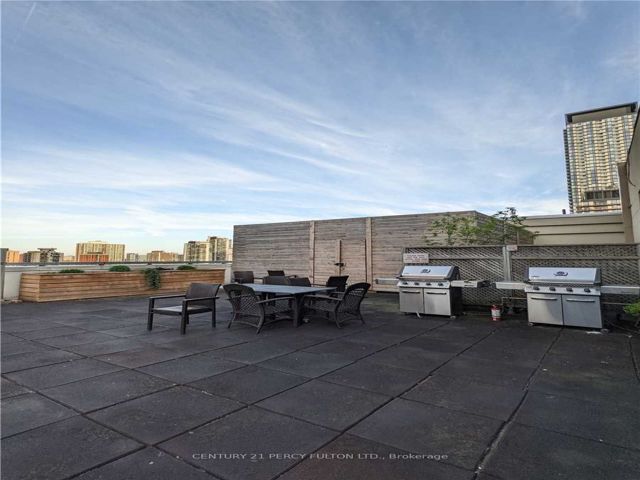 202 - 8 Wellesley St E