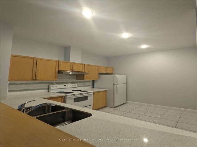 202 - 8 Wellesley St E