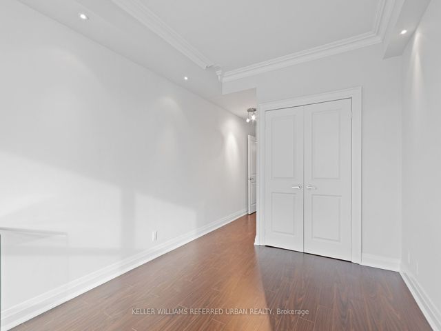 203 - 20 Scrivener Sq