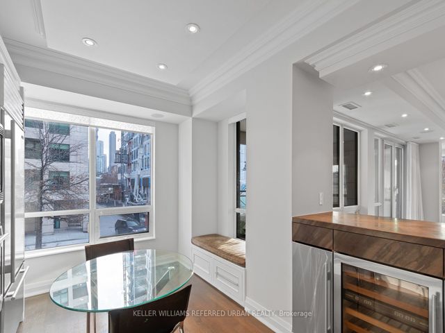 203 - 20 Scrivener Sq