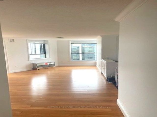 801 - 270 Queens Quay Blvd W
