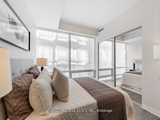 805 - 15 Grenville St