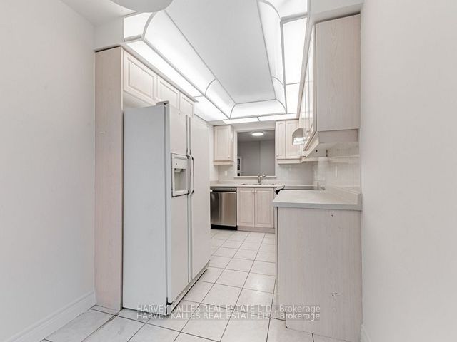 TH122 - 5418 Yonge St