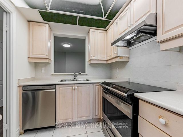 TH122 - 5418 Yonge St
