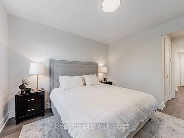 TH122 - 5418 Yonge St