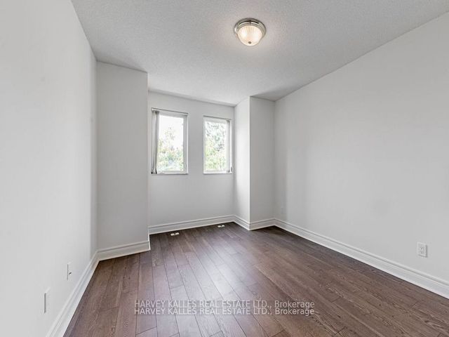 TH122 - 5418 Yonge St