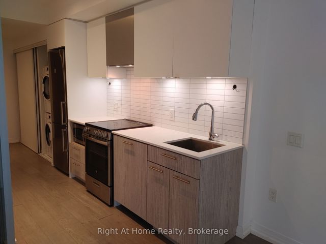 1818 - 251 Jarvis St
