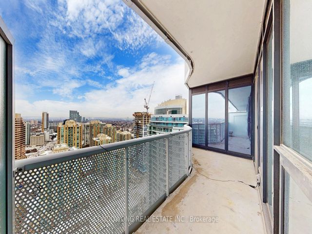 2807 - 15 Holmes Ave