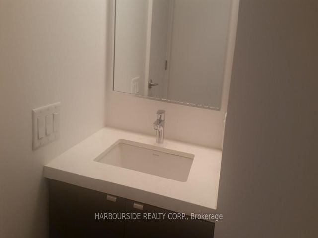 2418 - 155 Yorkville Ave