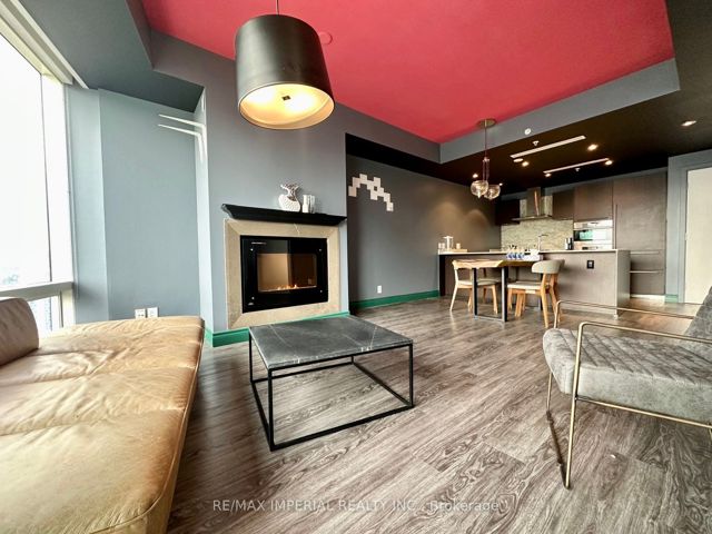 4004 - 180 University Ave