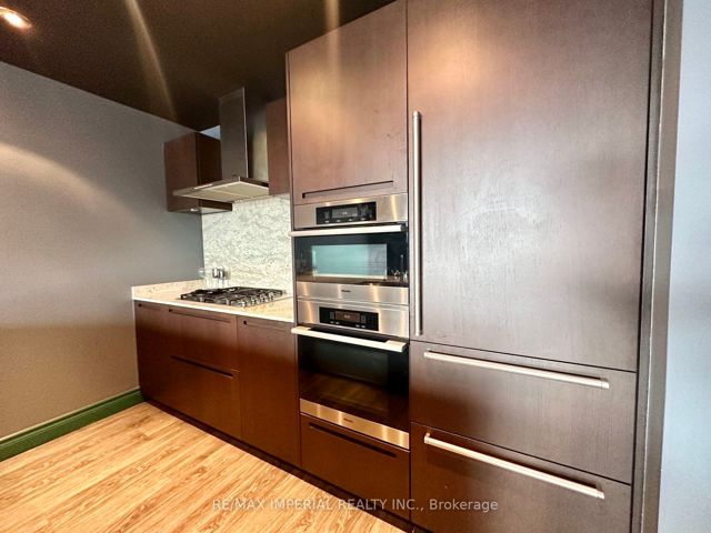 4004 - 180 University Ave