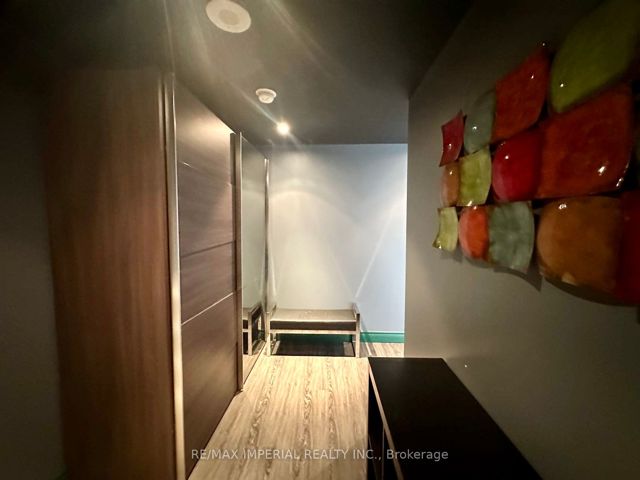 4004 - 180 University Ave
