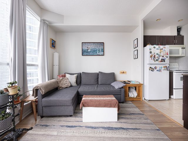 2113 - 208 Queens Quay  W