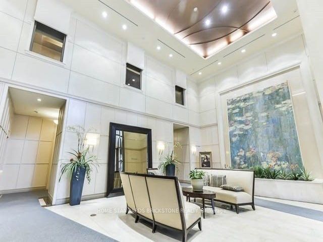 405 - 18 Holmes Ave