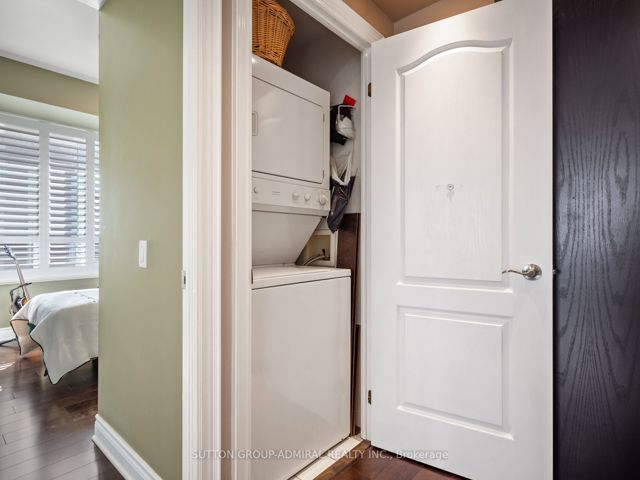 1210 - 2 Clairtrell Rd