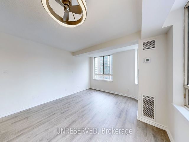 1711 - 633 Bay St