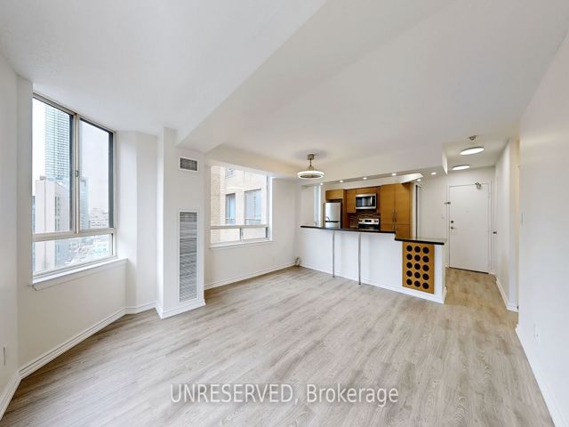 1711 - 633 Bay St