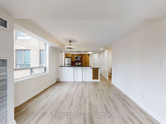 1711 - 633 Bay St
