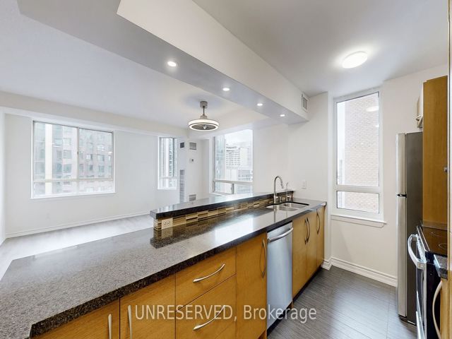 1711 - 633 Bay St