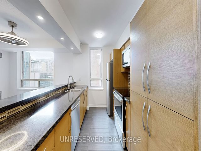 1711 - 633 Bay St