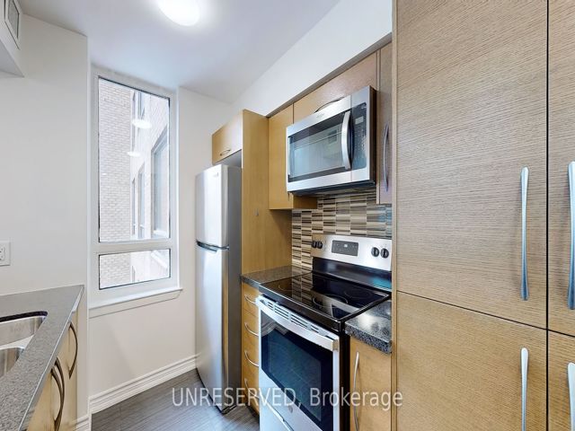 1711 - 633 Bay St