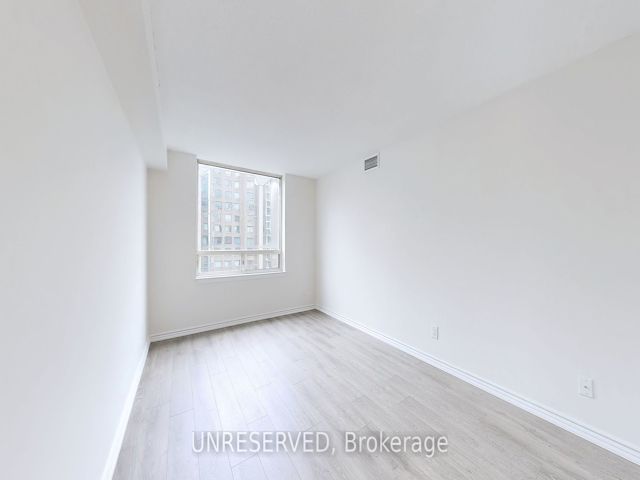 1711 - 633 Bay St