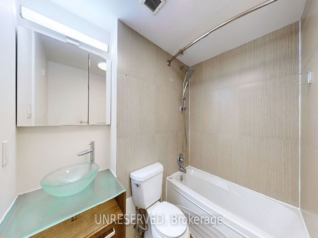 1711 - 633 Bay St