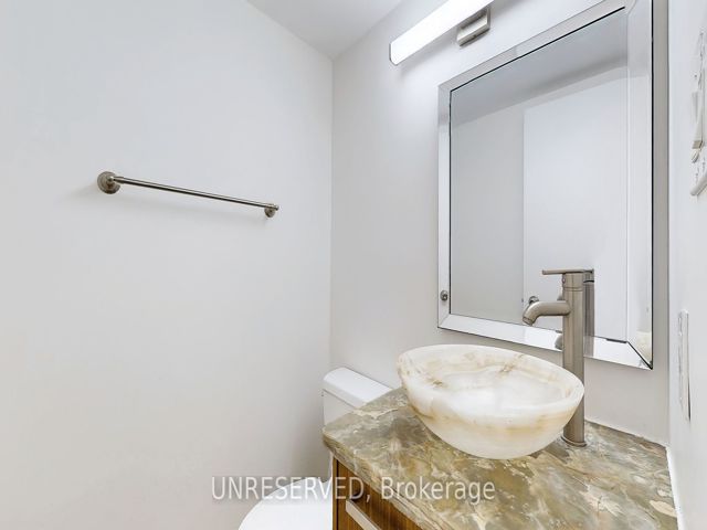 1711 - 633 Bay St