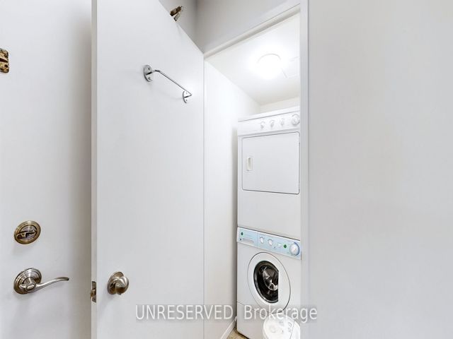 1711 - 633 Bay St