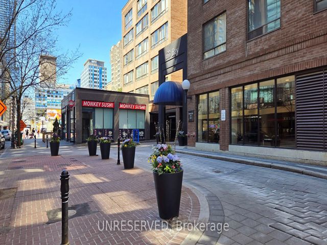1711 - 633 Bay St