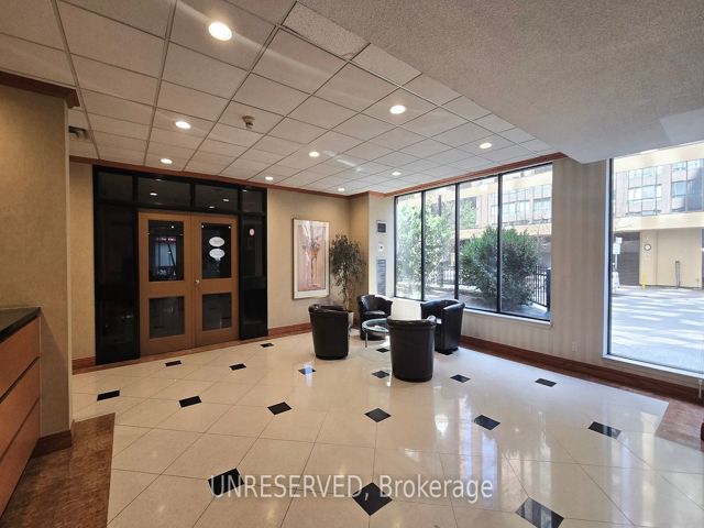 1711 - 633 Bay St