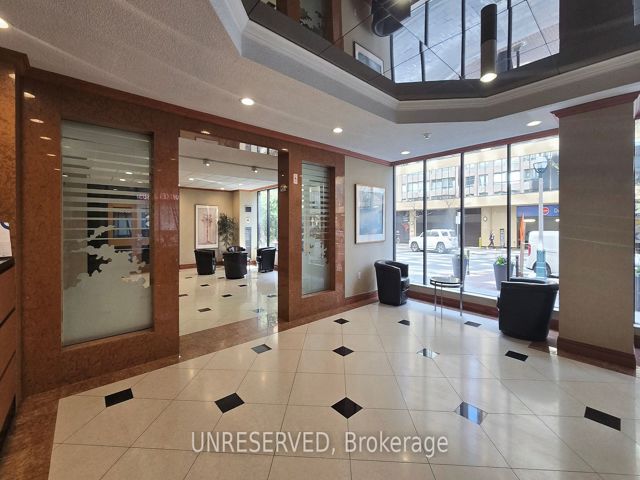 1711 - 633 Bay St