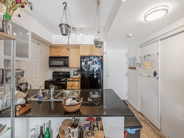 716 - 1369 Bloor St W