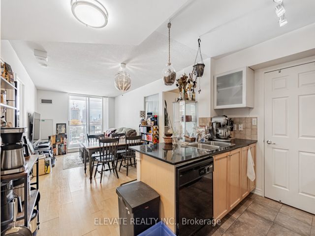 716 - 1369 Bloor St W