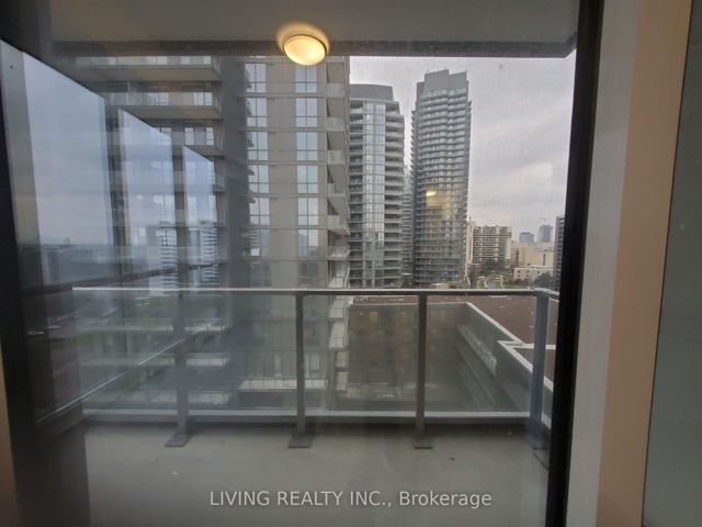 902 - 32 Forest Manor Rd