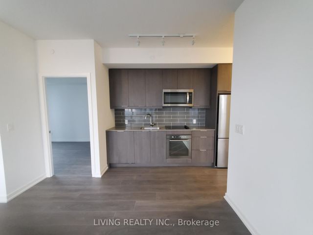 902 - 32 Forest Manor Rd