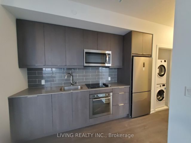 902 - 32 Forest Manor Rd