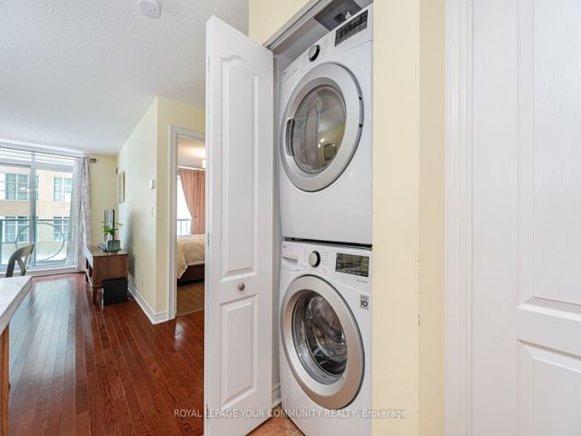 506 - 212 Eglinton Ave E