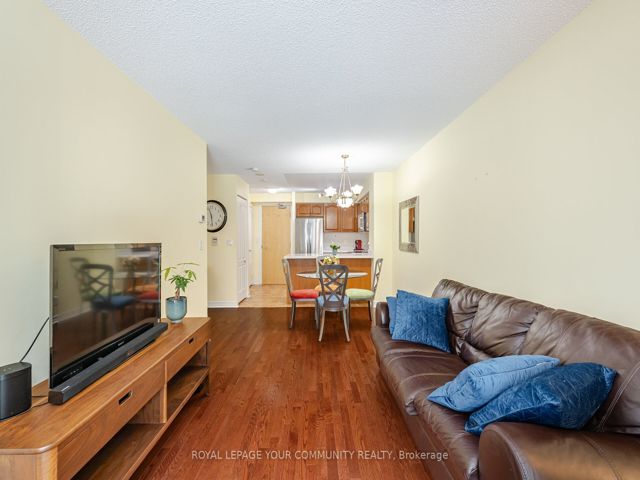 506 - 212 Eglinton Ave E