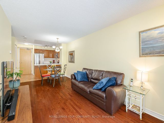 506 - 212 Eglinton Ave E