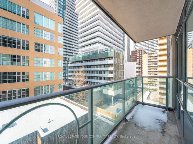 506 - 212 Eglinton Ave E