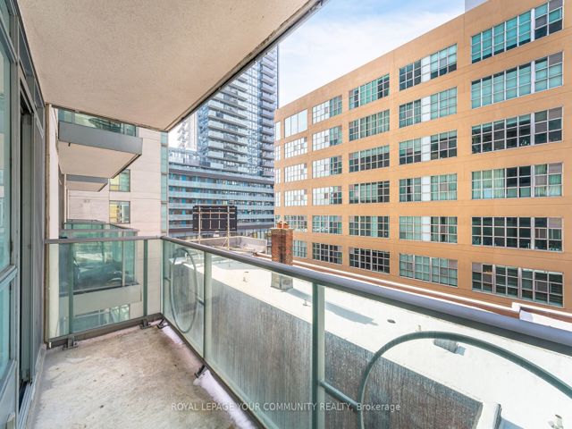 506 - 212 Eglinton Ave E
