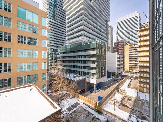 506 - 212 Eglinton Ave E