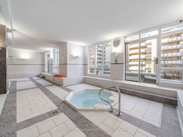506 - 212 Eglinton Ave E