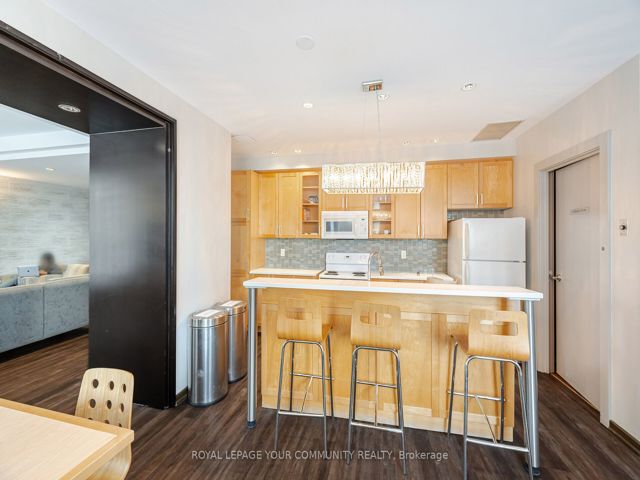 506 - 212 Eglinton Ave E