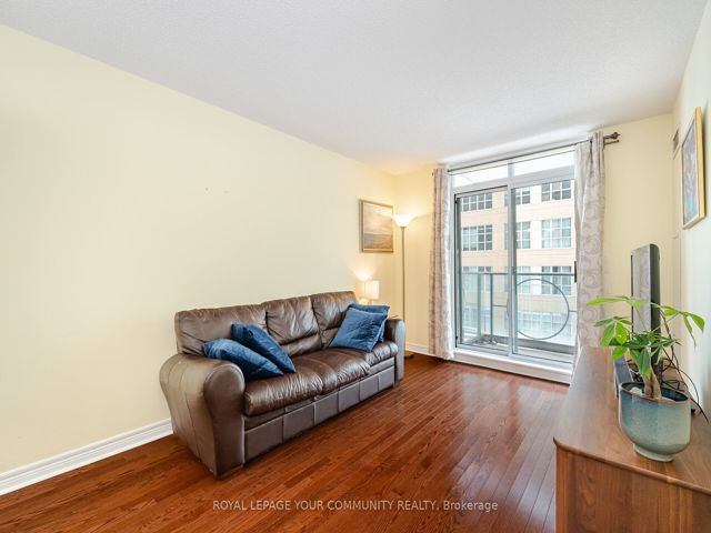 506 - 212 Eglinton Ave E