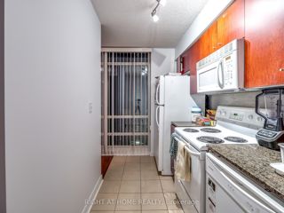 2001 - 381 Front St W