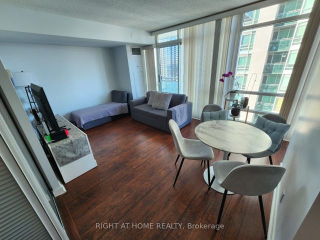 2001 - 381 Front St W