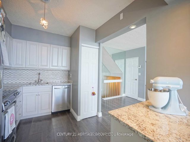 2212 - 33 Harbour Sq