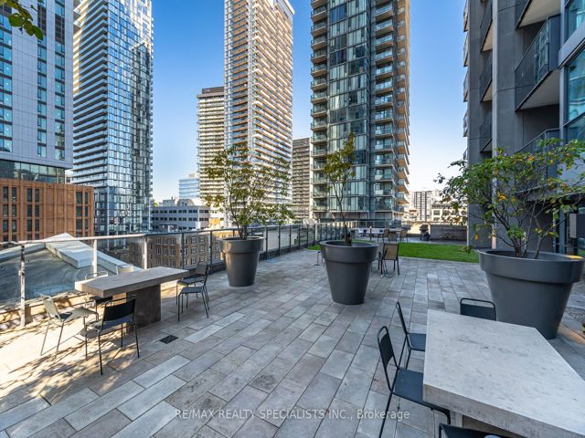 511 - 295 Adelaide St W